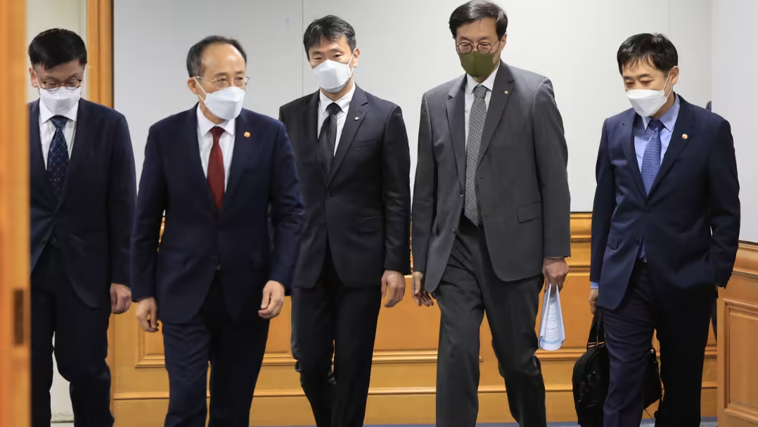 Bộ trưởng Tài chính Choo Kyung-ho, thứ hai từ trái sang, và Thống đốc Ngân hàng Hàn Quốc Rhee Chang-yong (thứ hai từ phải sang) và các quan chức khác trước cuộc họp khẩn cấp vào ngày 28 tháng 11 tại Seoul. © EPA/Jiji