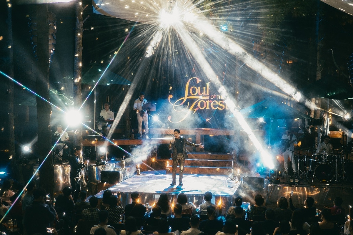 Cơn mưa đầu đông khiến cho sân khấu Soul of the Forest thêm lãng mạn.