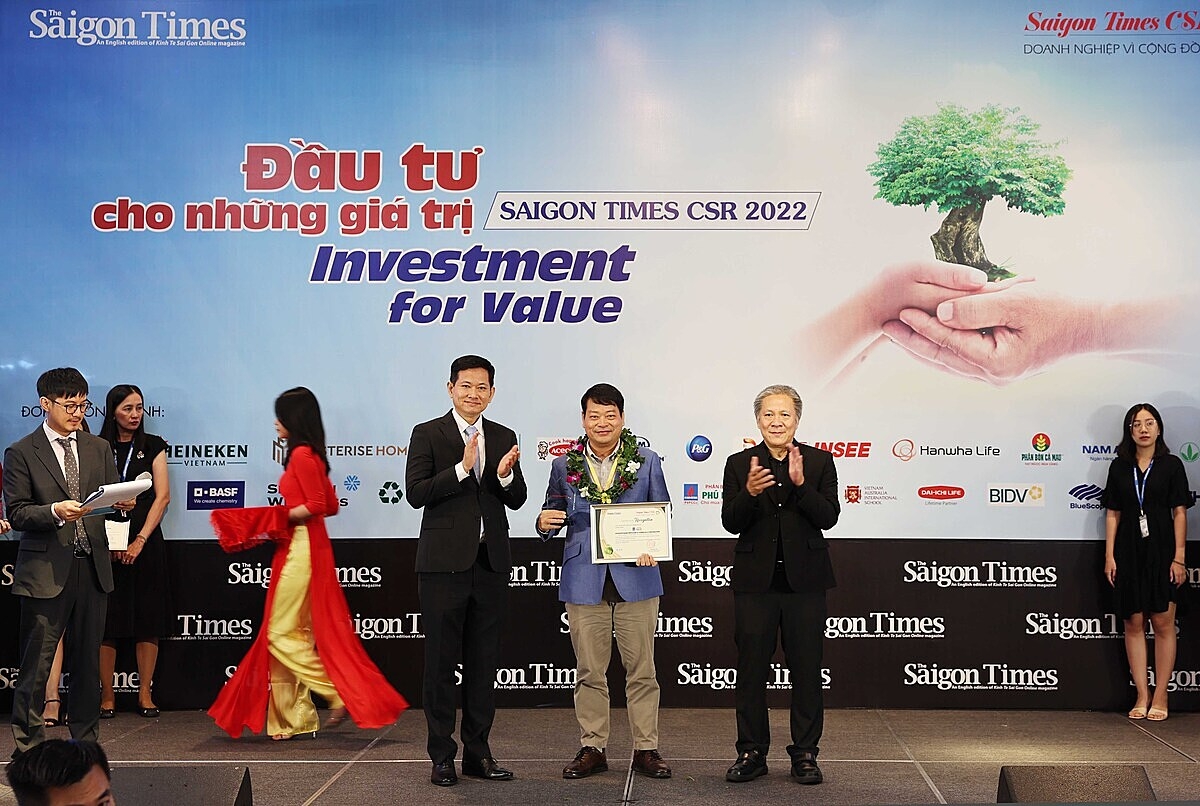 Ông Tống Xuân Phong - Chủ tịch Công đoàn đại diện PVFCCo nhận chứng nhận Doanh nghiệp vì cộng đồng.