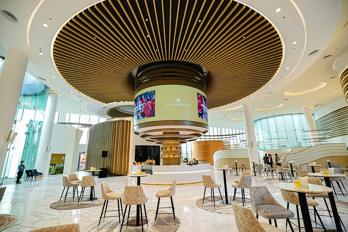 Bên trong là không gian dịch vụ sang trọng kết hợp cùng cảnh quan thiên nhiên, thiết kế được đầu tư tỉ mỉ cùng công nghệ tiên tiến.