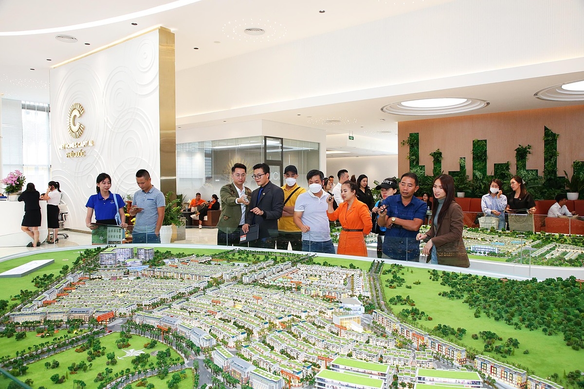 Khách hàng tham quan văn phòng bán hàng dự án Meyhomes Capital Phú Quốc.