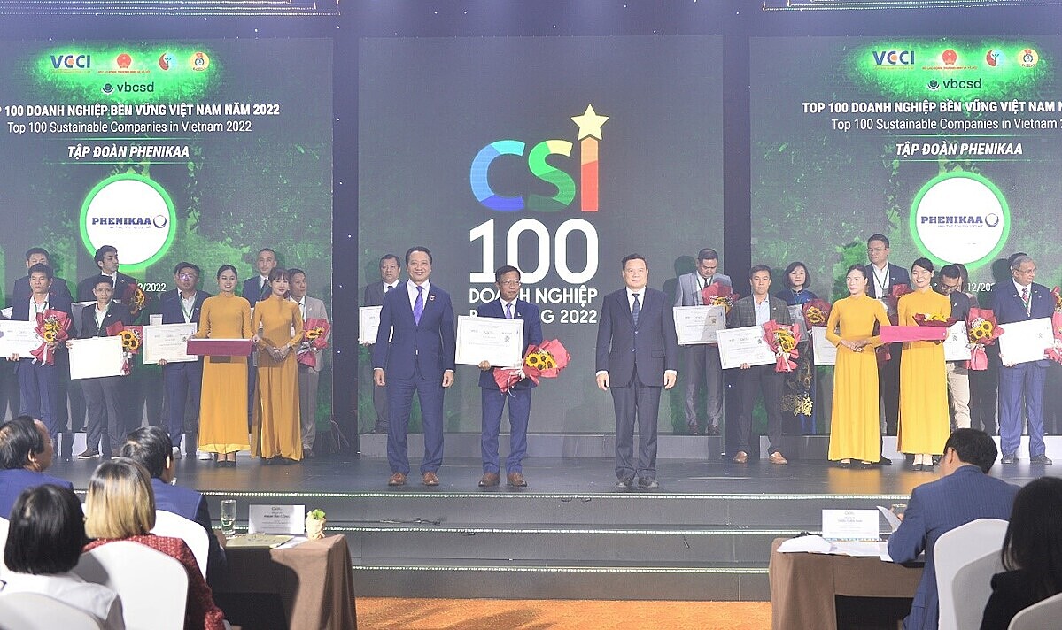Đại diện Ban Lãnh đạo Tập đoàn Phenikaa nhận bằng chứng nhận Top 100 Doanh nghiệp Phát triển bền vững.