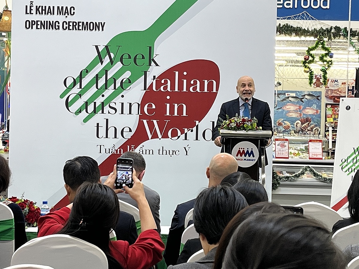 Ngài Antonio Alessandro, Đại sứ Italia tại Việt Nam phát biểu tại sự kiện khai mạc “Tuần lễ ẩm thực Ý” tại Hà Nội.