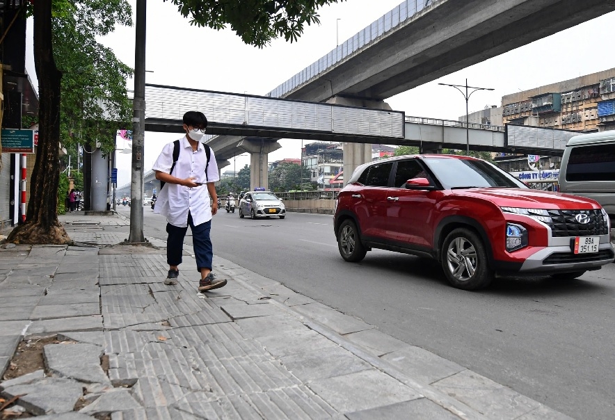 Vỉa hè lát đá xuống cấp tại Hà Đông.