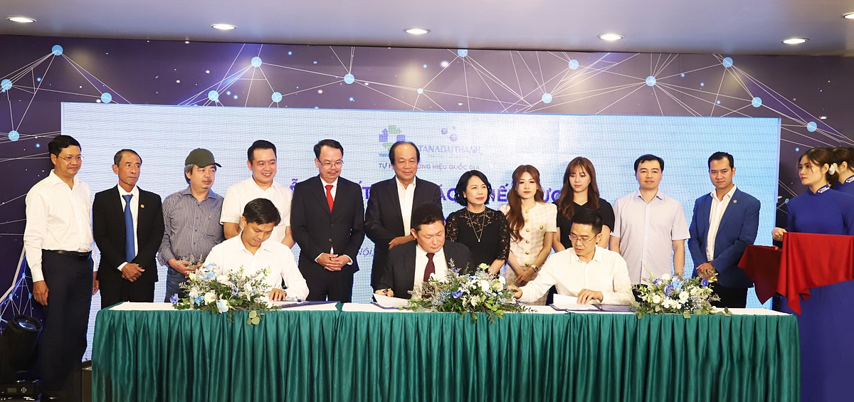 Lễ ký kết hợp tác chiến lược về cung cấp nguyên vật liệu, vật liệu xây dựng giữa Bất động sản Tân Á Đại Thành - Meyland với các đơn vị thành viên của Tập đoàn Tân Á Đại Thành. (Ảnh: Tân Á Đại Thành).