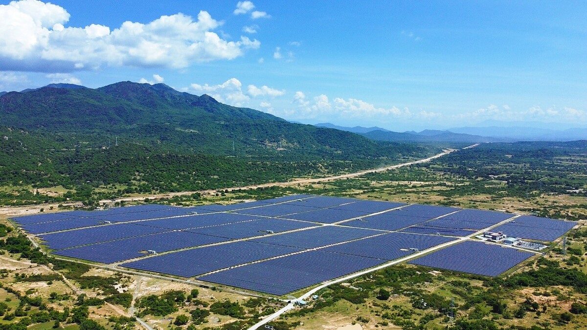 Toàn cảnh nhà máy điện mặt trời Phước Hữu.