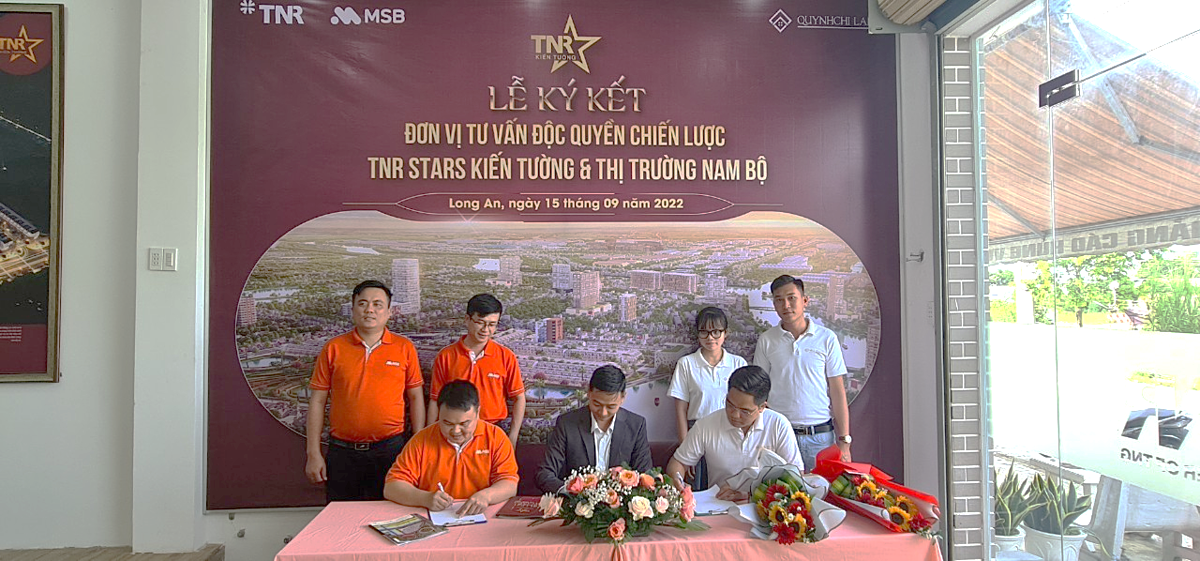 Đại diện chủ đầu tư ký kết với đơn vị tư vấn độc quyền dự án Quỳnh Chi Land (thành viên QCL Group).