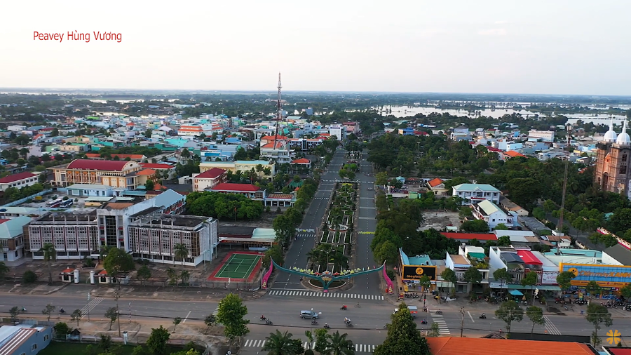 Thành phố Kiến Tường hôm nay phát triển đồng bộ về hạ tầng với tuyến quốc lộ 62 đã và đang xây dựng với quy hoạch 4 làn đường kết nối thành phố Tân An với chiều dài 76km tổng mức đầu tư gần 3000 tỷ đồng.