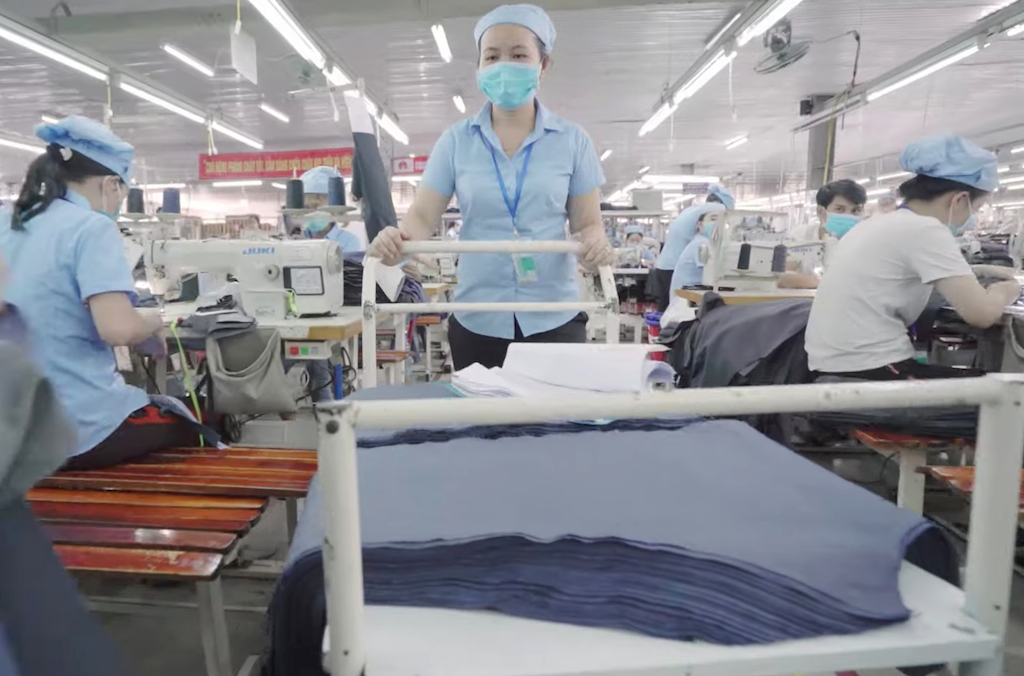 Bài học cho các DN dệt may từ vụ Gilimex kiện Amazon là đừng “bỏ trứng vào một giỏ” khi phụ thuộc vào một, hai đối tác xuất khẩu (Ảnh minh họa).