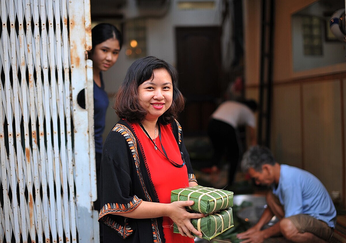 Việt kiều hào hứng làm bánh chưng tại quê nhà.