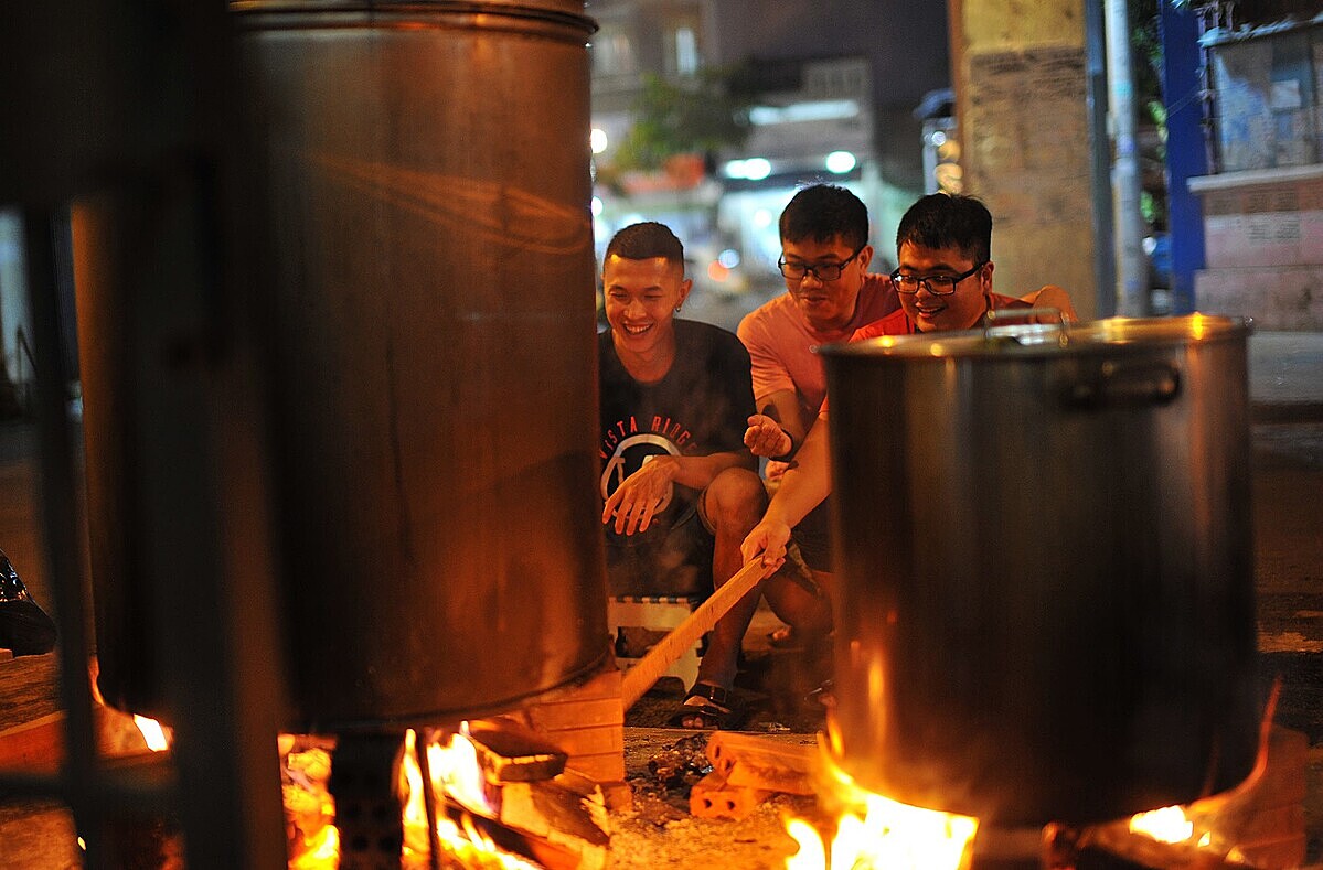 Niềm vui bên nồi bánh chưng cùng người thân.