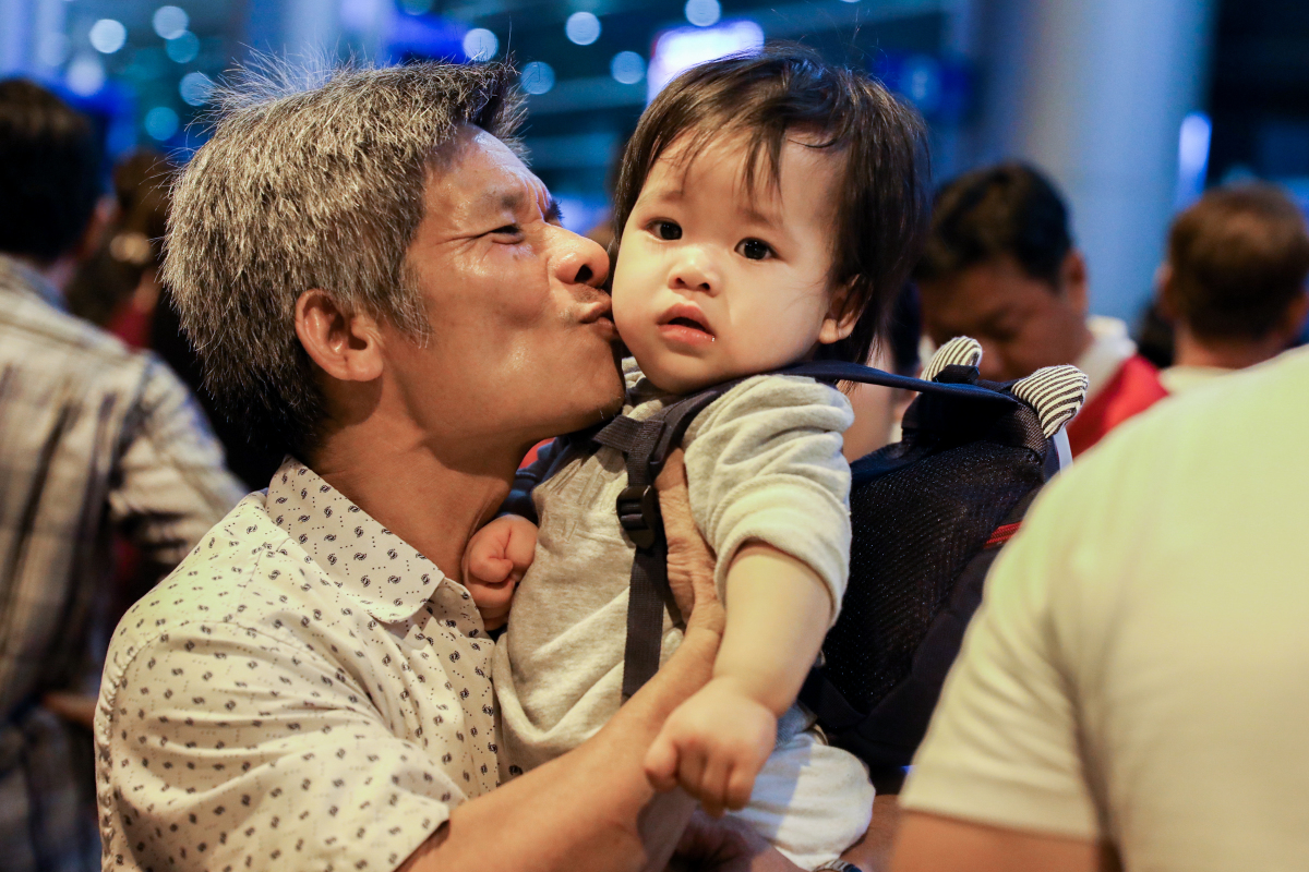 Những cái ôm thật chặt chất chứa nỗi nhớ quê hương sau ngày dài xa cách.