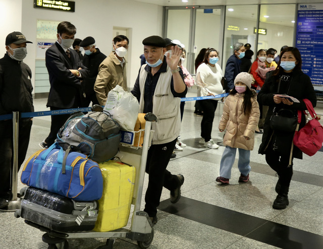 Kiều bào xuống sân bay về quê đón Tết cùng người thân.