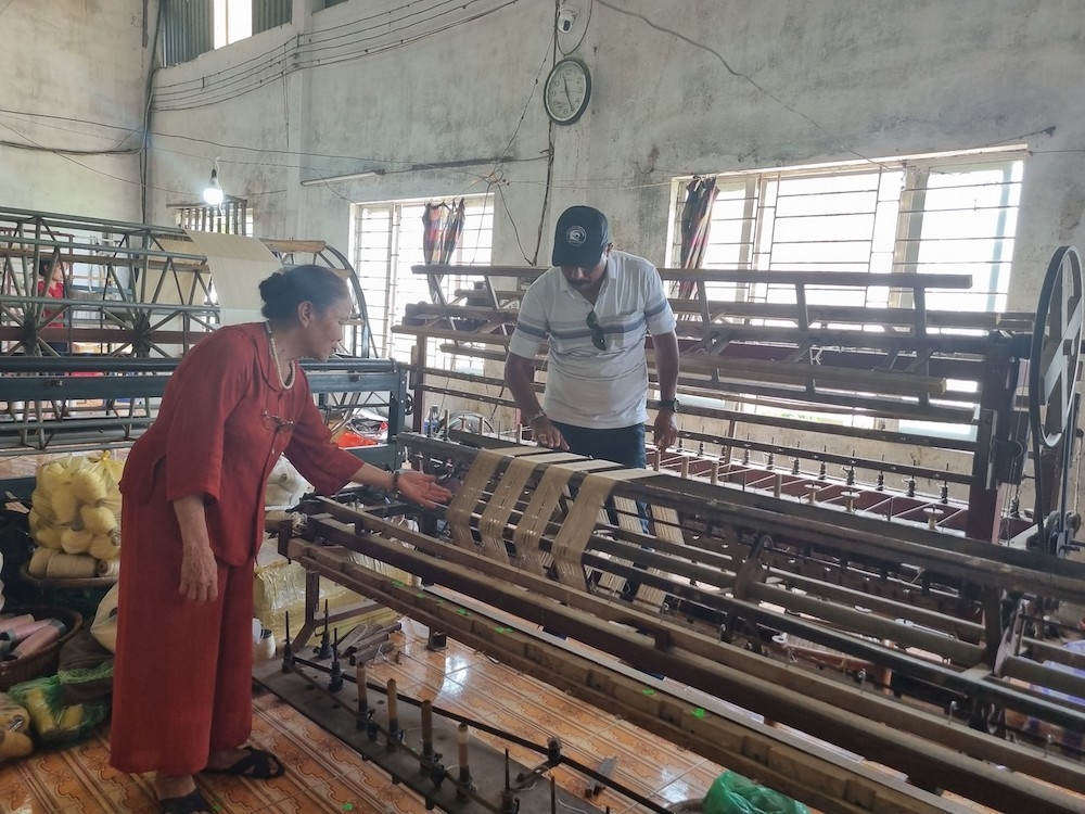 Tơ rút xong được cho vào ống và đưa vào guồng. Các công đoạn sản xuất rất cầu kỳ và hoàn toàn phải làm thủ công.