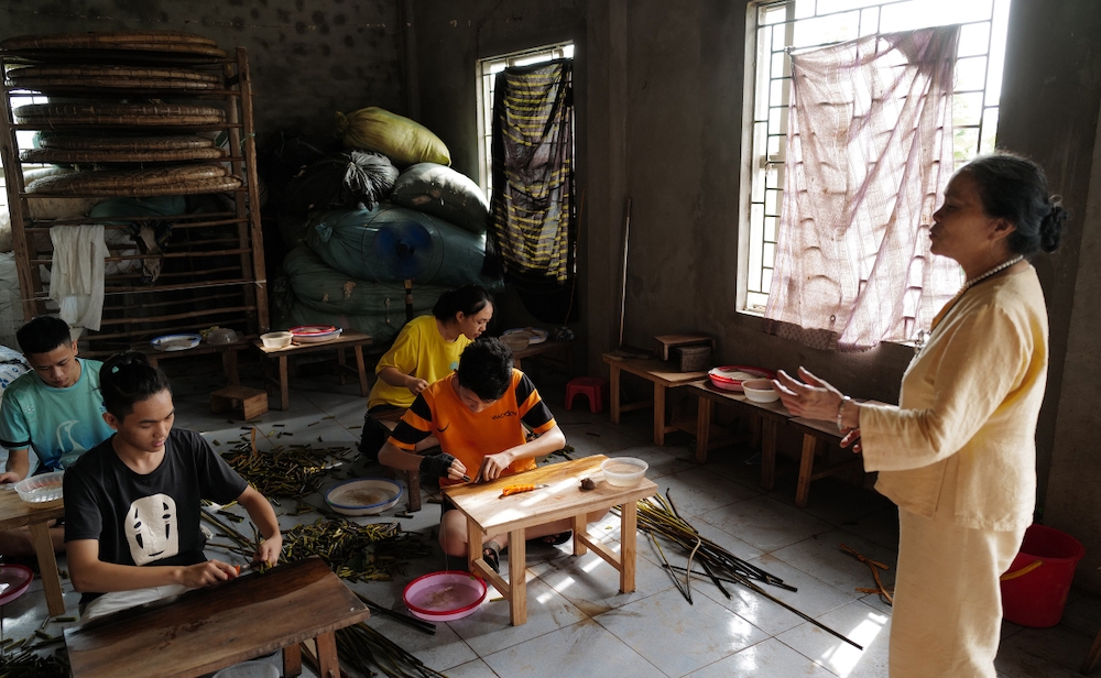 Vào dịp hè, nhà bà Thuận thường xuyên có hàng trăm học sinh trong và ngoài huyện đến học cách se sợi, lấy sợi tơ từ thân sen. Nghệ nhân Phan Thị Thuận dành tất cả tâm huyết và tình yêu truyền nghề miễn phí.