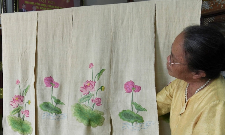 Độc đáo lụa làm từ cuống sen