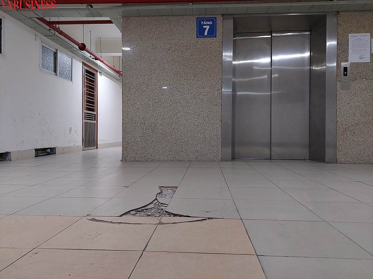 Theo người dân khu Đ2, tòa nhà có nhiều vị trí hỏng chưa được sửa. Còn trong nhà nhiều hộ bị tắc cống, ngấm dột ngay từ khi mới đưa vào sử dụng.