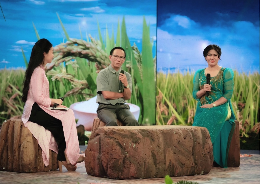 Chị Bùi Thị Hạnh Hiếu (bên phải) trong một lần chia sẻ trên truyền hình về ngành lúa gạo.
