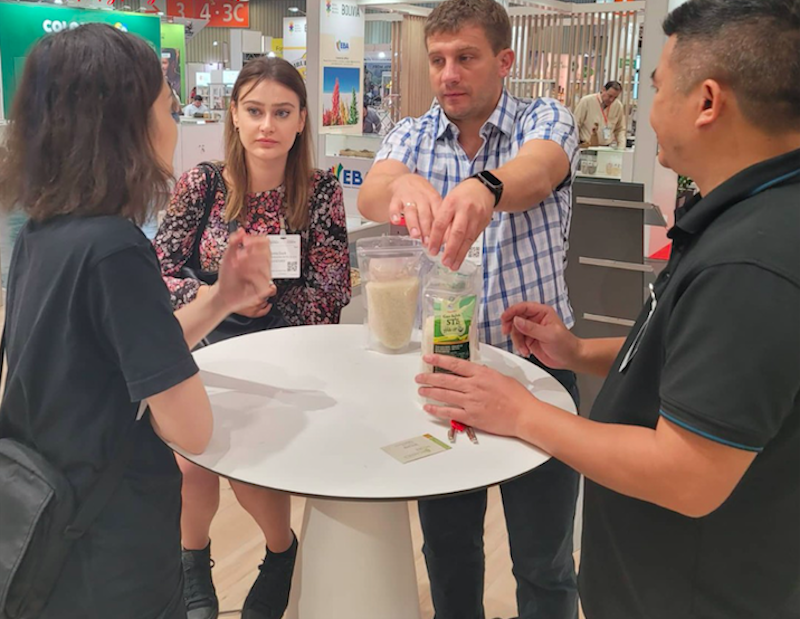 Khách quốc tế tìm hiểu về gạo của Bảo Minh.