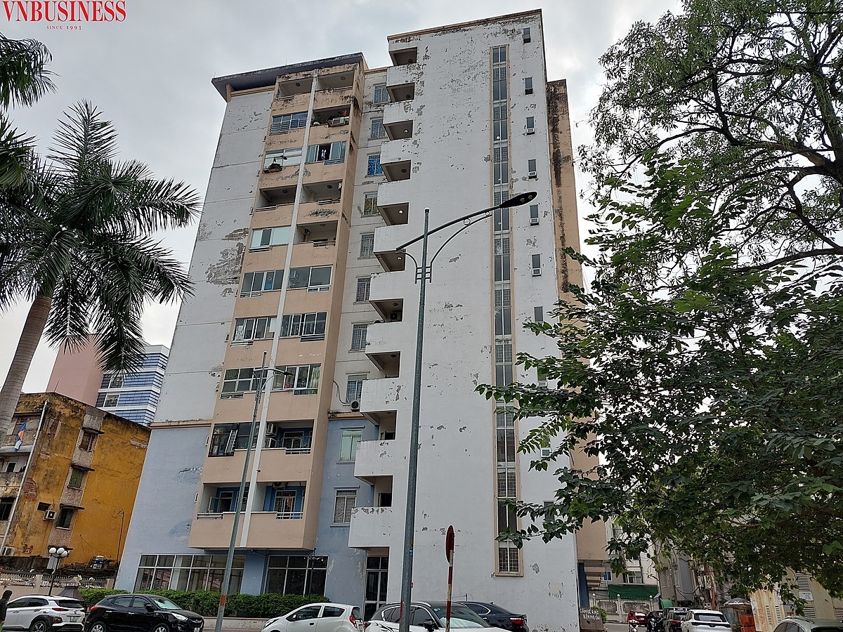 Qúa trình xây dựng kéo dài 11 năm nên dù mới đưa vào sử dụng được 5 năm nhưng khu Đ2 đã xuống cấp.