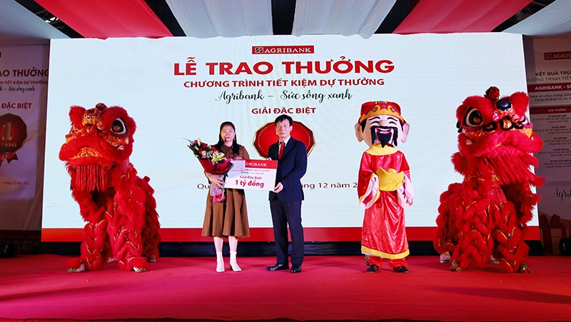 Trao thưởng 1 tỷ đồng cho khách hàng.