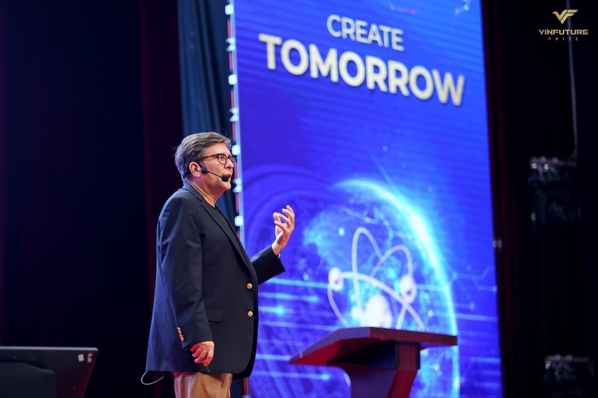 Ông John Nosta - 1 trong 10 nhân vật có tầm ảnh hưởng lớn nhất trong công nghệ sức khỏe toàn cầu tại buổi diễn thuyết: Đổi mới Hiện tại – Kiến tạo Tương lai do VinFuture tổ chức.