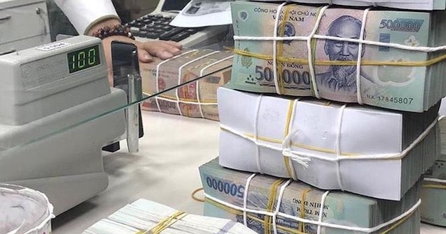 Tiền gửi từ dân cư tăng mạnh trong tháng 10 do các ngân hàng thương mại điều chỉnh tăng lãi suất huy động từ 3-4% tuỳ từng kỳ hạn.