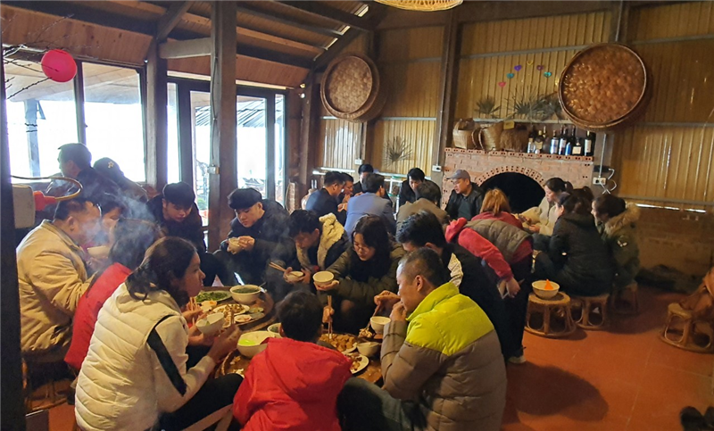 Du khách thưởng thức các món ăn truyền thống của người dân tộc Hà Nhì.