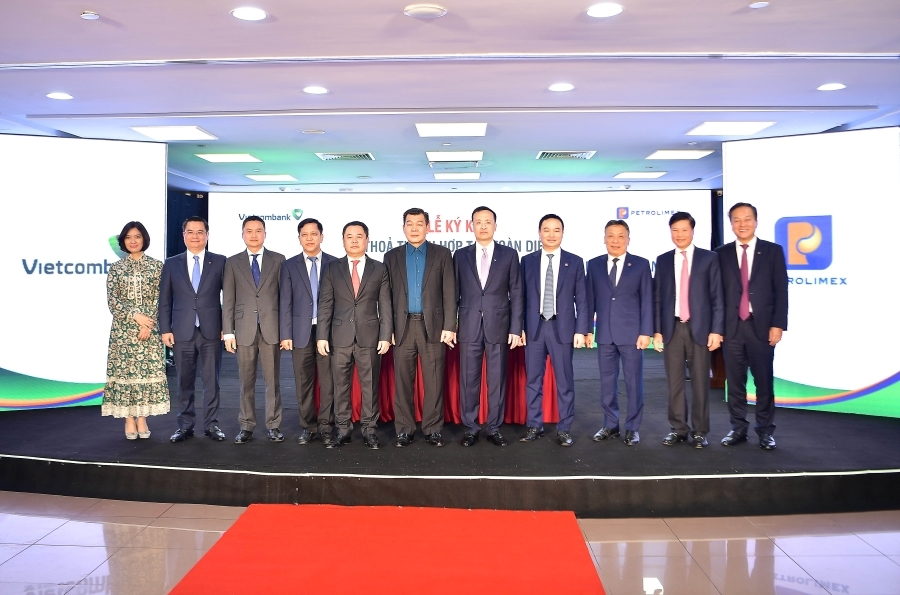 Lãnh đạo Vietcombank và Petrolimex chụp ảnh lưu niệm.