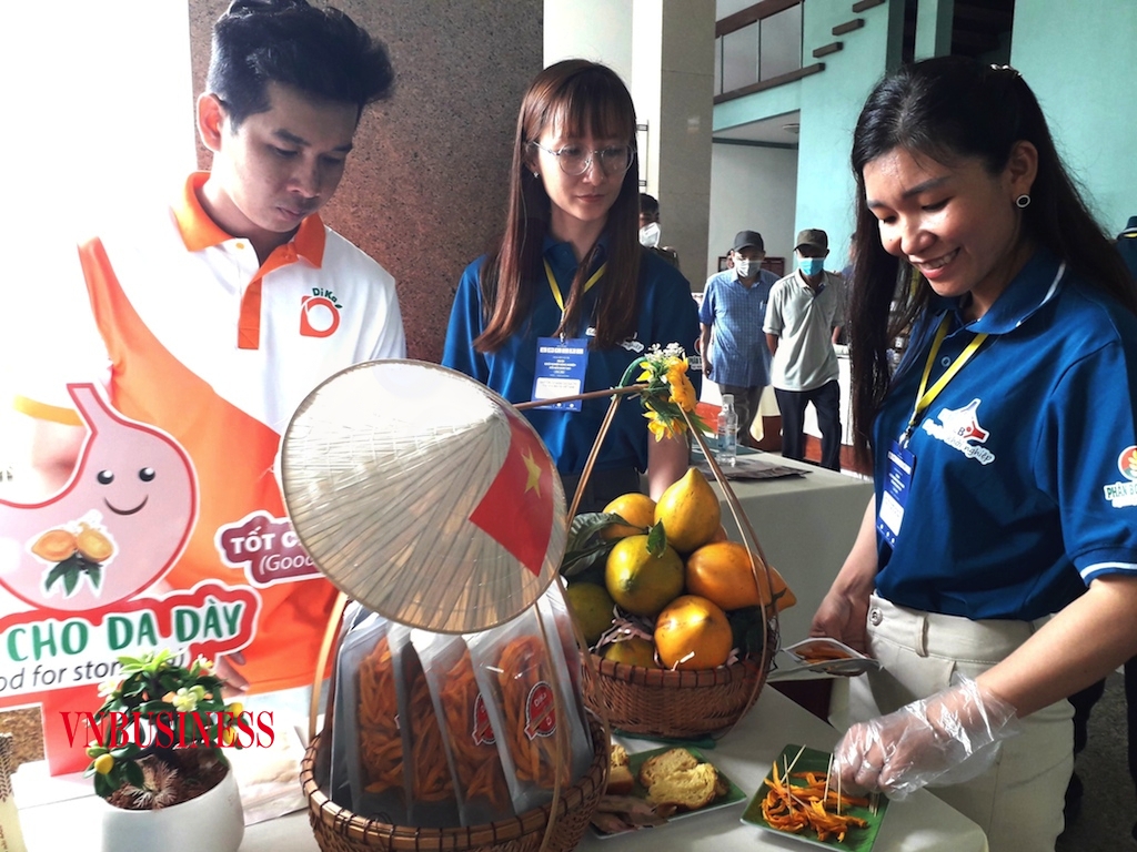 Chị Ðỗ Thị Xuân Diệu (bìa phải), được mệnh danh là “Startup Lêkima” với mong muốn hồi sinh quả Lêkima với đa dạng sản phẩm chế biến để vươn xa ra thị trường quốc tế.