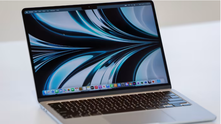 MacBook là sản phẩm chính cuối cùng của Apple vẫn chỉ được sản xuất tại Trung Quốc, nhưng điều đó sẽ thay đổi vào năm 2023. © Reuters