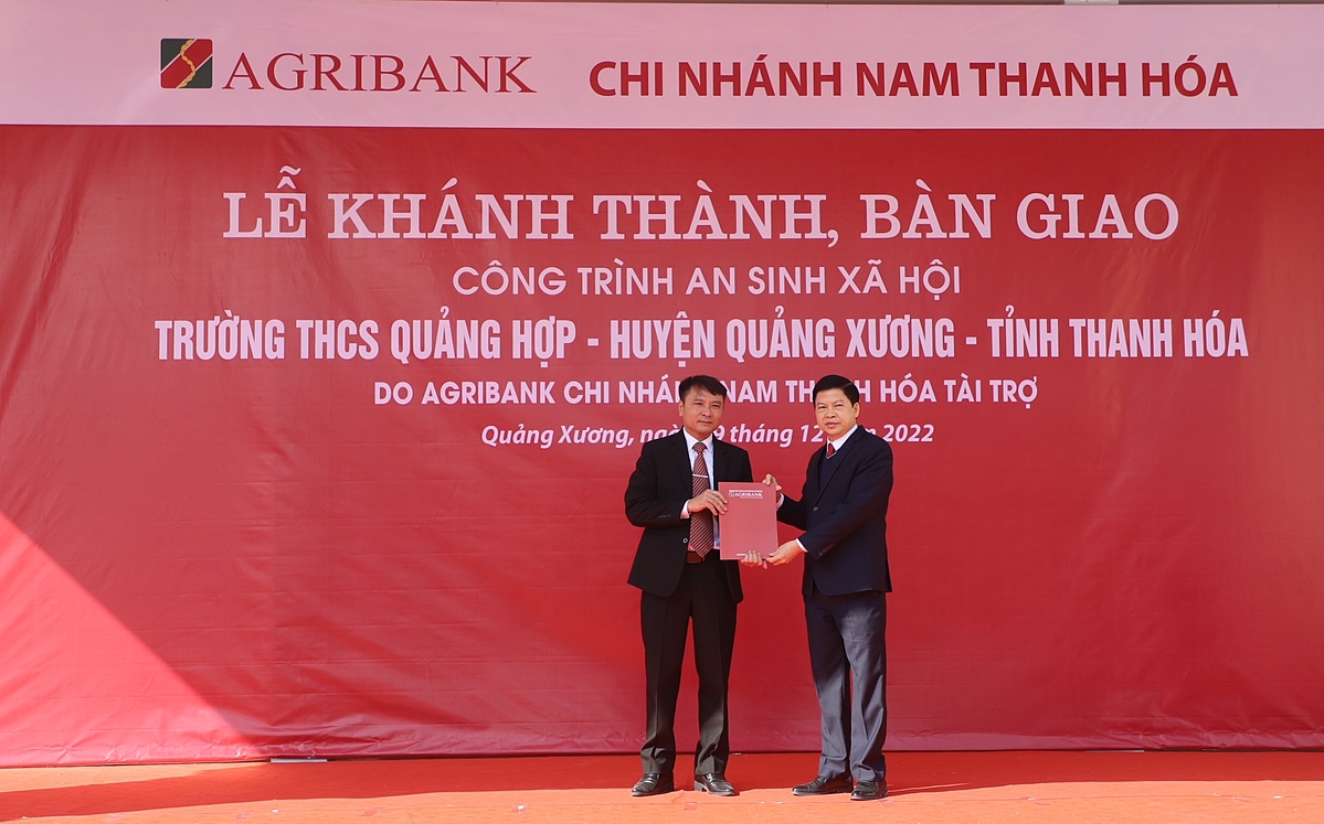 Giám đốc Agribank Chi nhánh Nam Thanh Hóa trao tặng Quyết định công trình an sinh xã hội cho đại diện xã Quảng Hợp.
