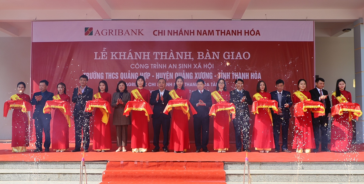 Tại chương trình, Agribank Nam Thanh Hóa đã trao 10 suất quà cho các học sinh có hoàn cảnh khó khăn của Trường THCS Quảng Hợp