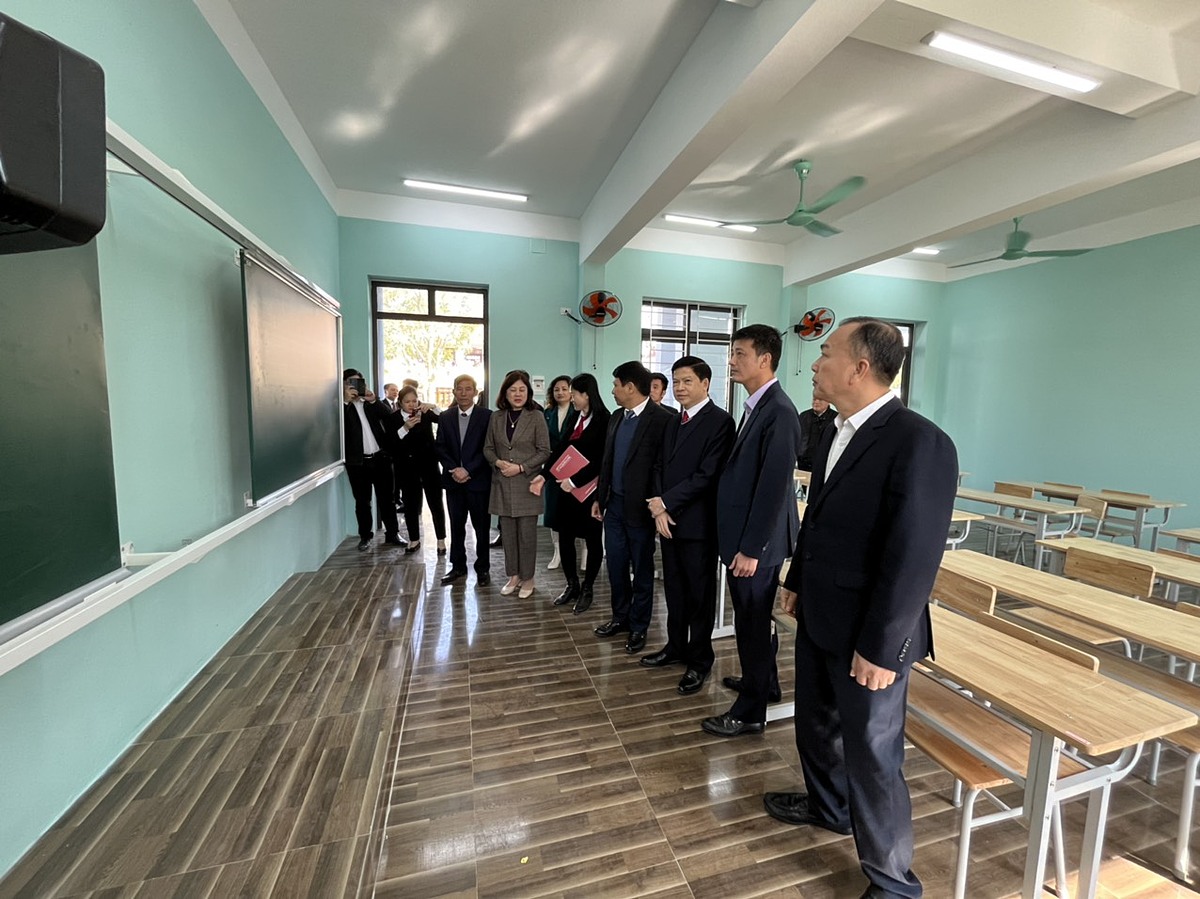 Các đại biểu tham quan không gian lớp học mới trong công trình.