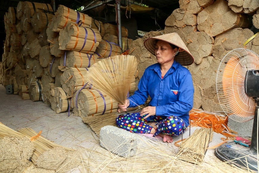 Người thợ sẽ chọn những que tăm đạt chất lượng đi nhuộm rồi phơi khô dưới nắng.