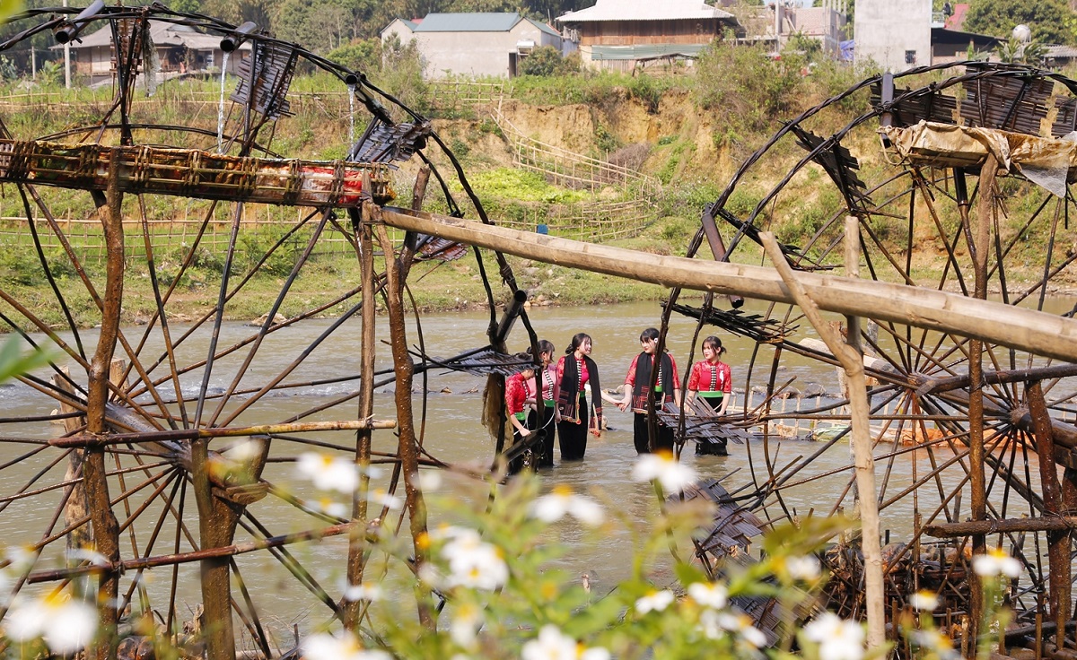 Ngày nay những chiếc cọn nước đã trở thành nét đặc trưng riêng khi du lịch nơi vùng cao Tây Bắc.