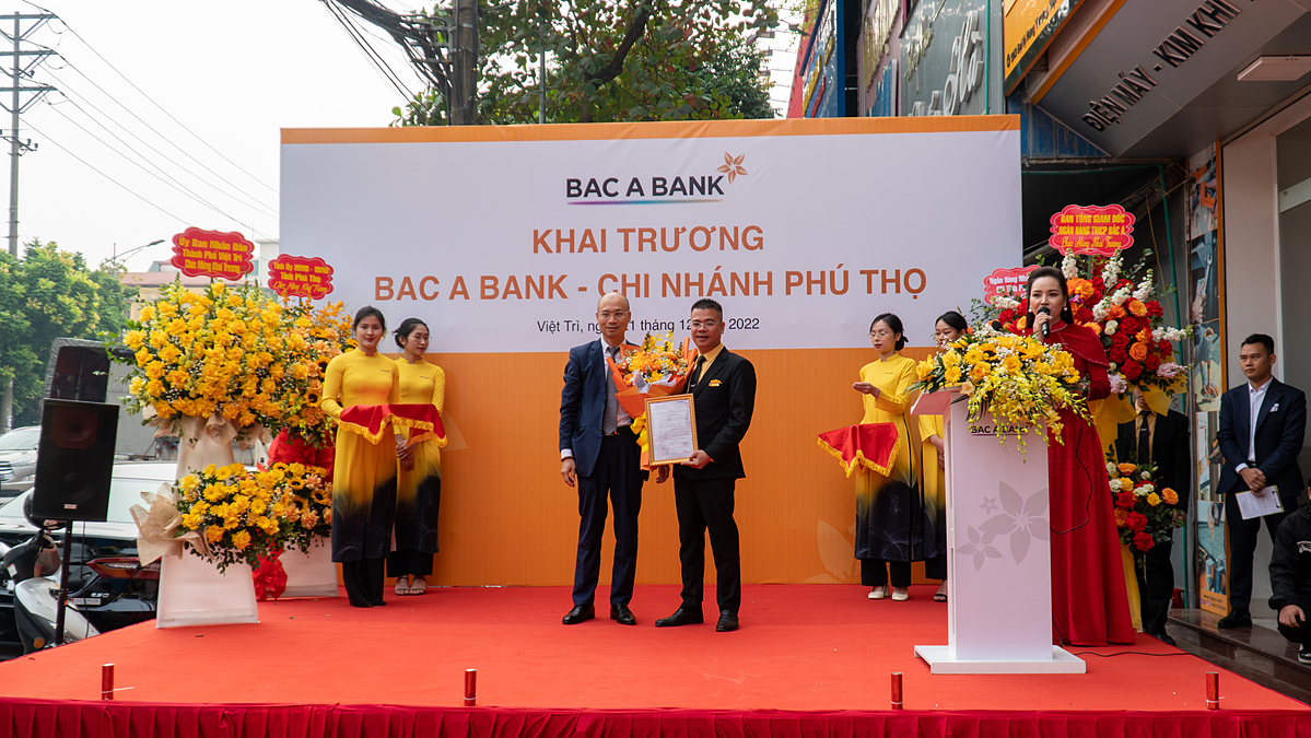 Ông Chu Nguyên Bình, Phó TGĐ BAC A BANK trao quyết định thành lập cho Giám đốc CN Phú Thọ.