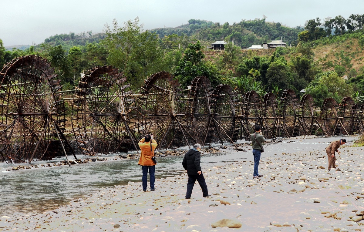 Trông như một bánh xe khổng lồ, cọn nước góp phần tô điểm cho vẻ đẹp thơ mộng, dân dã của vùng núi Tây Bắc.