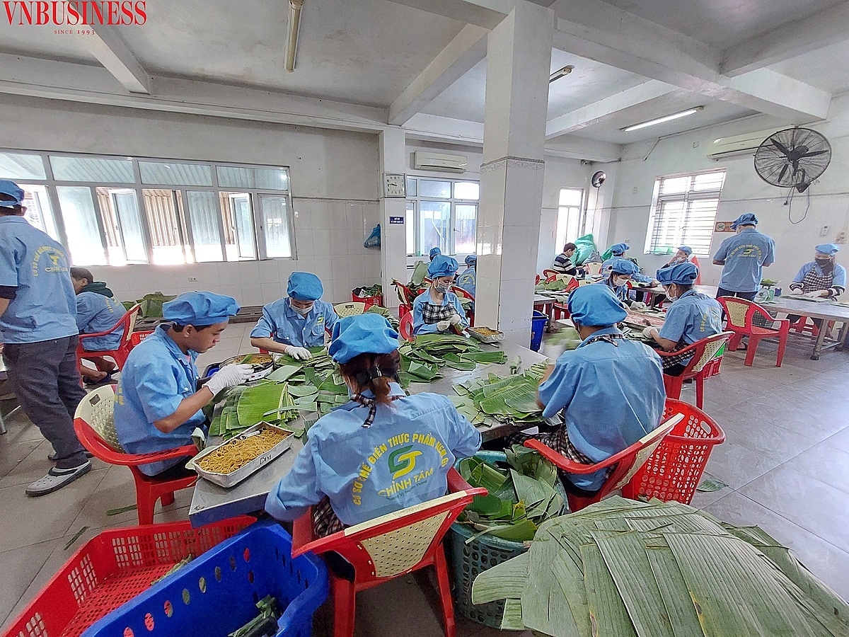 Nghề làm giò, chả, nem chua của gia đình bà Tám đã tạo công ăn việc làm cho 35 lao động thường xuyên.