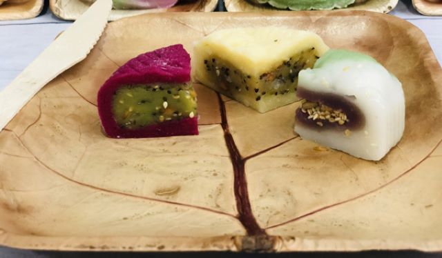 Với bề mặt không thấm nước, chiếc đĩa này có thể tái sử dụng đến 10 lần. Tuy thời gian sử dụng có hạn nhưng chúng vẫn đem lại những giá trị đặc biệt không chỉ dành riêng cho môi trường mà còn về kinh tế địa phương và người dân có thêm việc làm, tạo sinh kế bền vững.