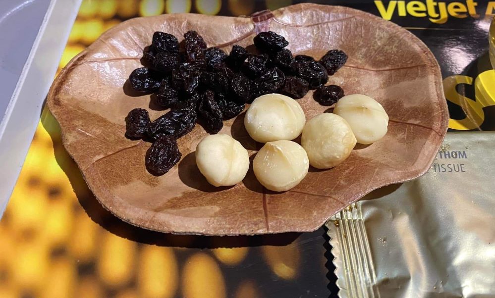 Mỗi chiếc đĩa lá nho biển bán trong nước với giá 2.000 đồng và xuất khẩu với giá 2.500 đồng. Năm ngoái, anh Tuyến đã có đơn hàng đầu tiên sang Ba Lan với số lượng 7.000 chiếc. Ngoài ra, sản phẩm đã được trưng bày tại Singapore và có mặt trên một số chuyến bay của các hãng hàng không trong nước.