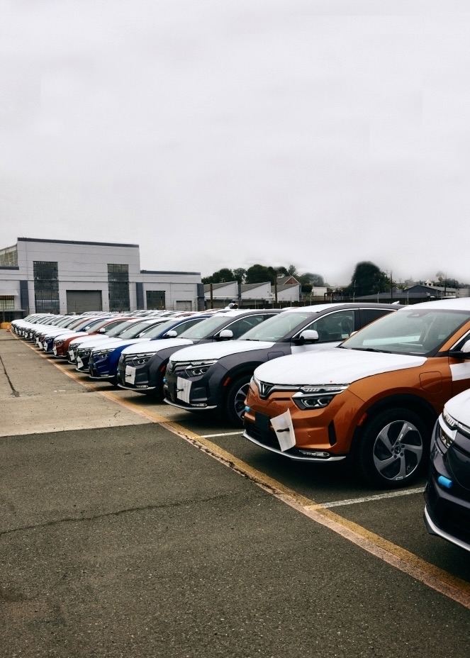 999 xe VinFast đầu tiên cập cảng Mỹ sau 26 ngày khởi hành từ Việt Nam thuộc dòng VF 8 City Edition.