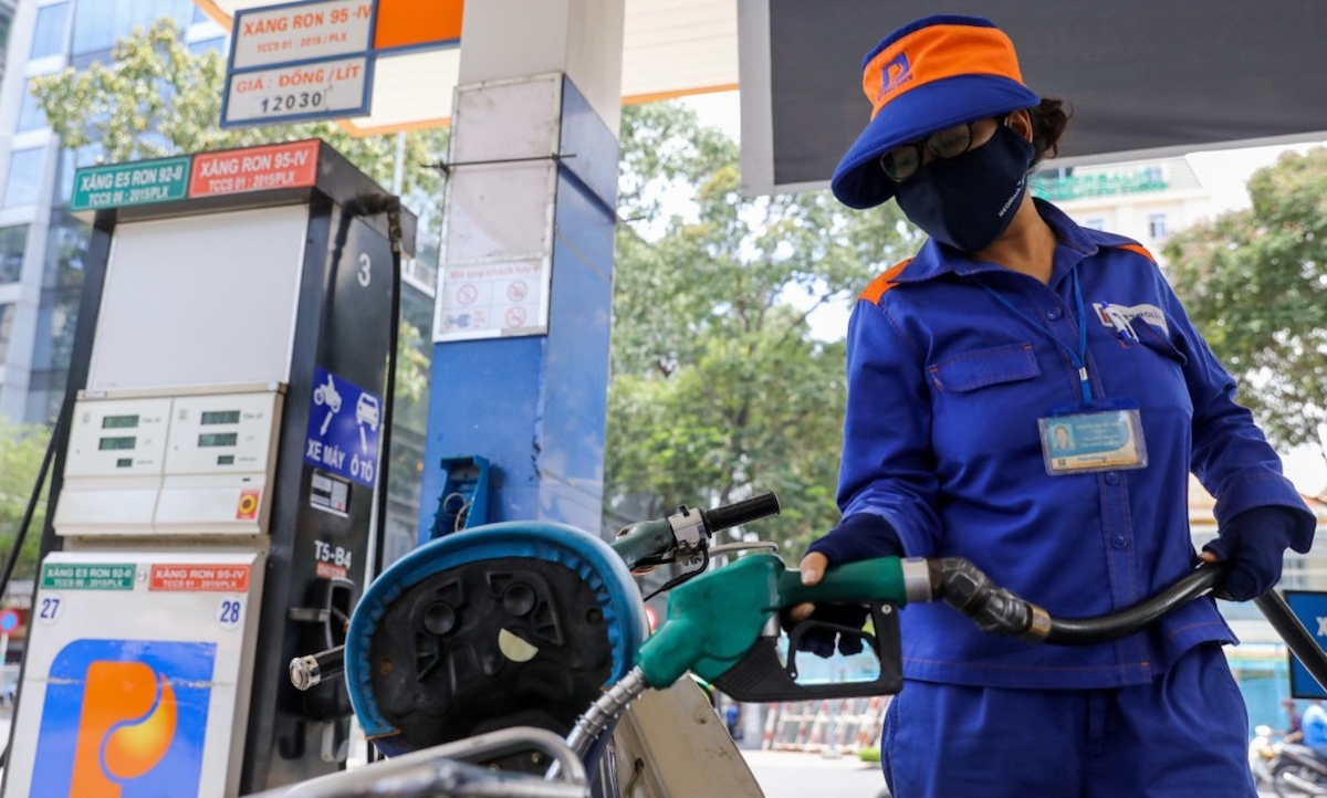 Giá xăng đầu dược điều chỉnh giảm tiếp trong kỳ điều hành chiều 21/1.