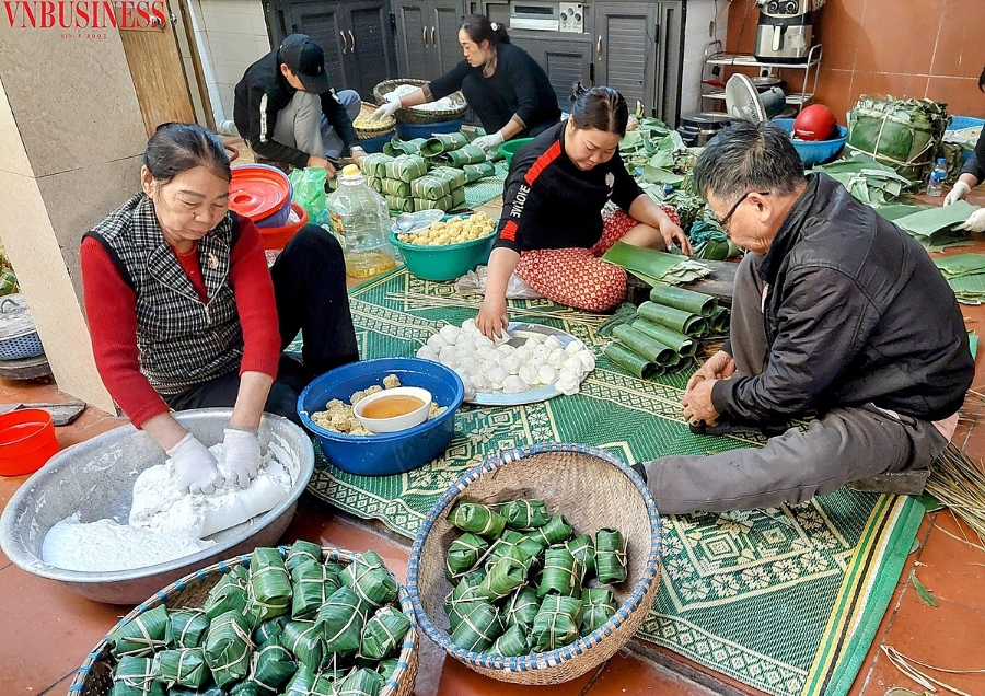 Bên cạnh bánh chưng, gia đình ông Long còn gói cả bánh Tét, bánh Dậm theo đơn đặt hàng của khách.