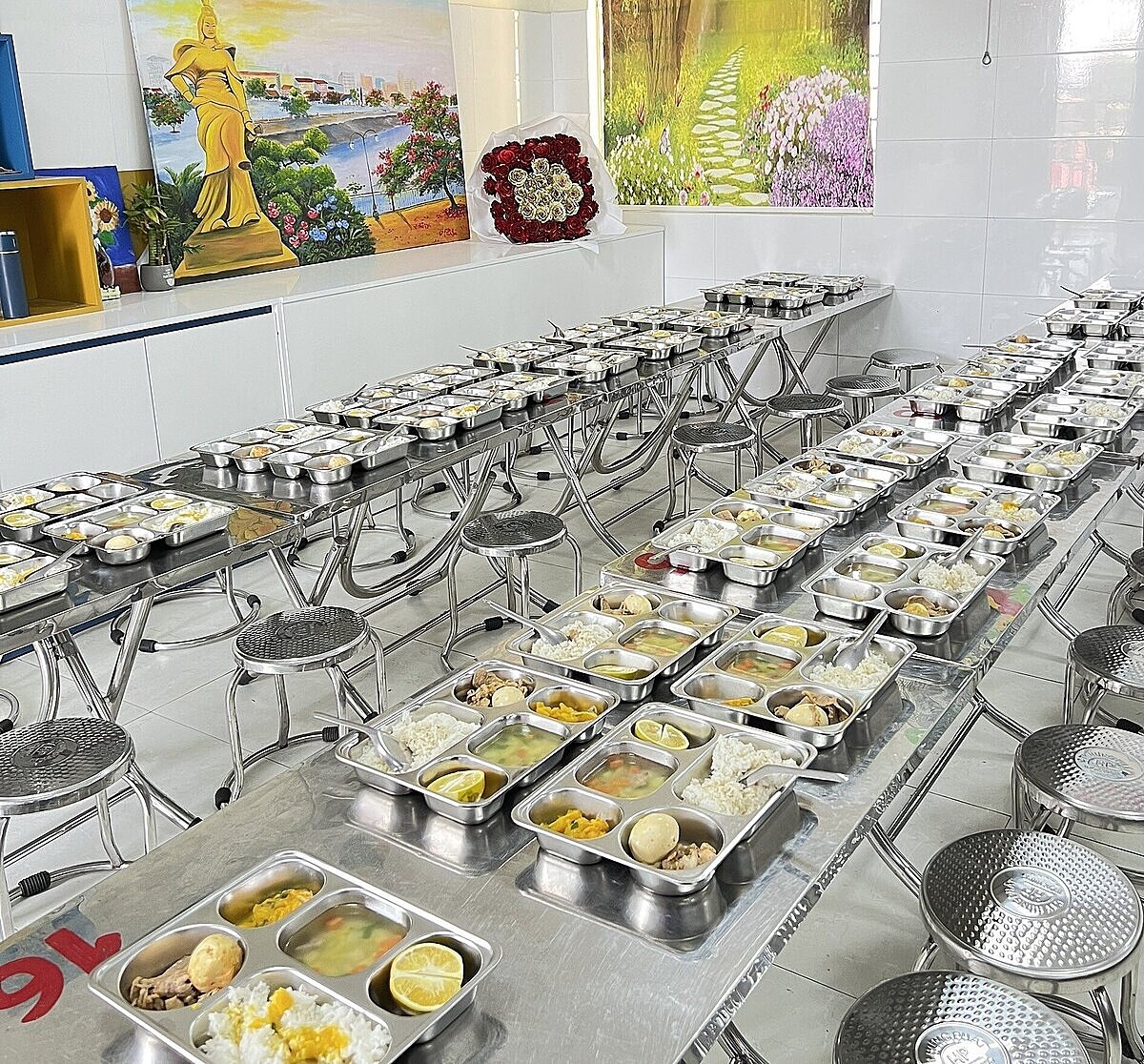 Đơn vị cung cấp suất ăn chuyên nghiệp có chứng nhận ISO 22000: 2018 chuẩn bị suất ăn được chế biến tại trường Tiểu học Nguyễn Văn Tố.