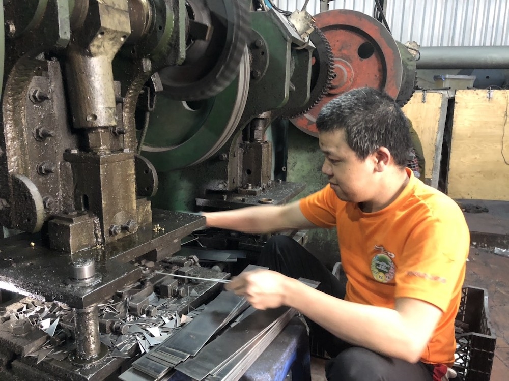 Những năm gần đây, hầu hết người dân làng rèn Đa Sỹ chuyển dần từ làm thủ công sang máy móc. Những chiếc máy dập thép được đầu tư tạo năng suất cao hơn nhiều nên được sử dụng phổ biến.