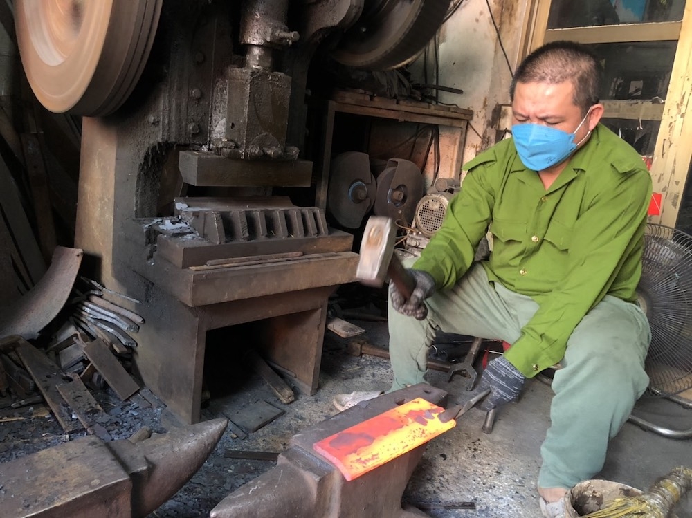 Từ đầu làng đến cuối làng, đâu đâu cũng rầm rập tiếng máy, tiếng búa đập thép. Mỗi người thợ, mỗi nghệ nhân lưng đẫm mồ hôi đang tất bật làm nghề với niềm hy vọng được mùa Tết, và một năm mới thương hiệu vươn xa hơn nữa.