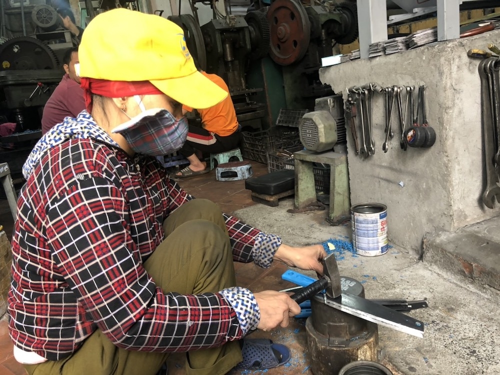 Tết Nguyên đán cận kề, những người thợ ở làng rèn Đa Sỹ đang khẩn trương cho ra lò những sản phẩm tốt để phục vụ người dân. Các sản phẩm phục vụ ngày Tết chủ yếu là các loại dao thái, chặt…