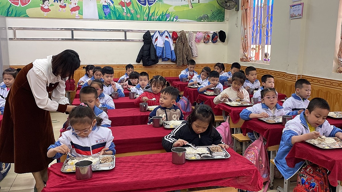 Các cháu học sinh ăn bán trú tại trường Tiểu học Cát Bi.