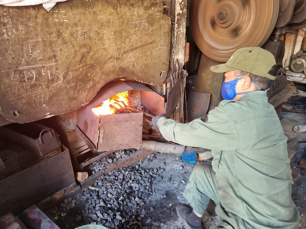 Tạo phôi thép là một trong những công đoạn quan trọng tạo nên chất lượng của những con dao sắc nhọn. Thép sau khi được nhập về sẽ được gia công, đưa vào lò nung thành phôi để rèn sản phẩm.